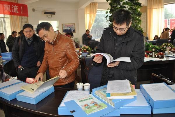 成都市教师发展基地校专家审核组正在检查我校基地校工作档案资料 成都市教师发展基地校专家审核组正在检查我校基地校工作档案资料