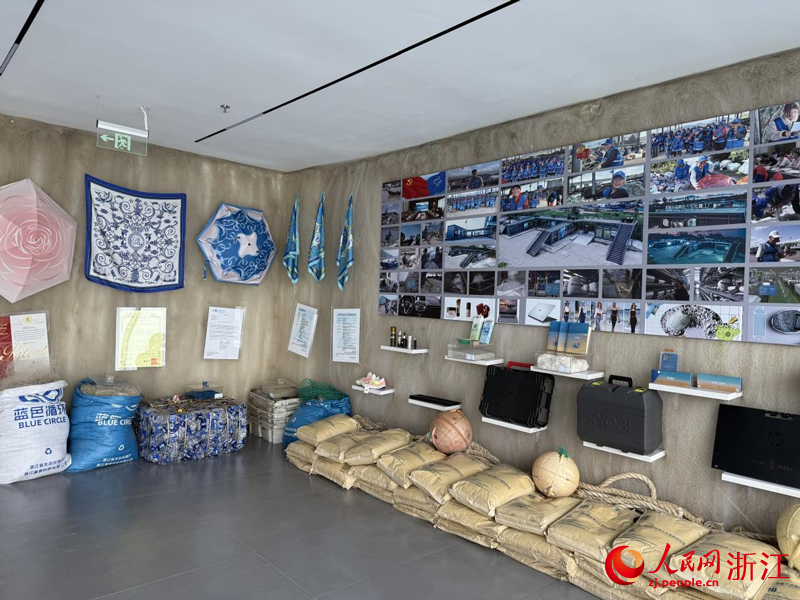 基地展示的海洋塑料再生产品。人民网 方彭依梦摄