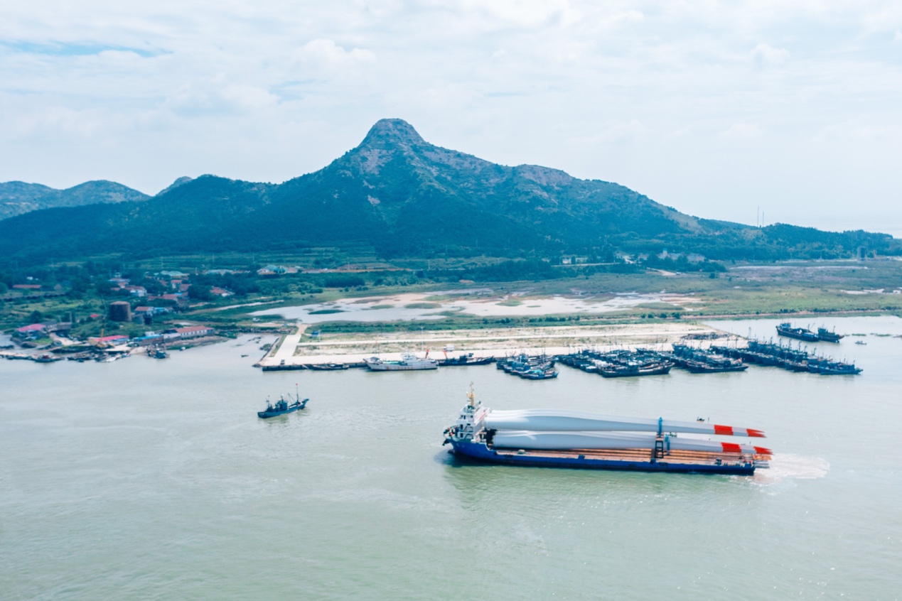 风电设施装船启航,驶向海上作业点。辛戈摄