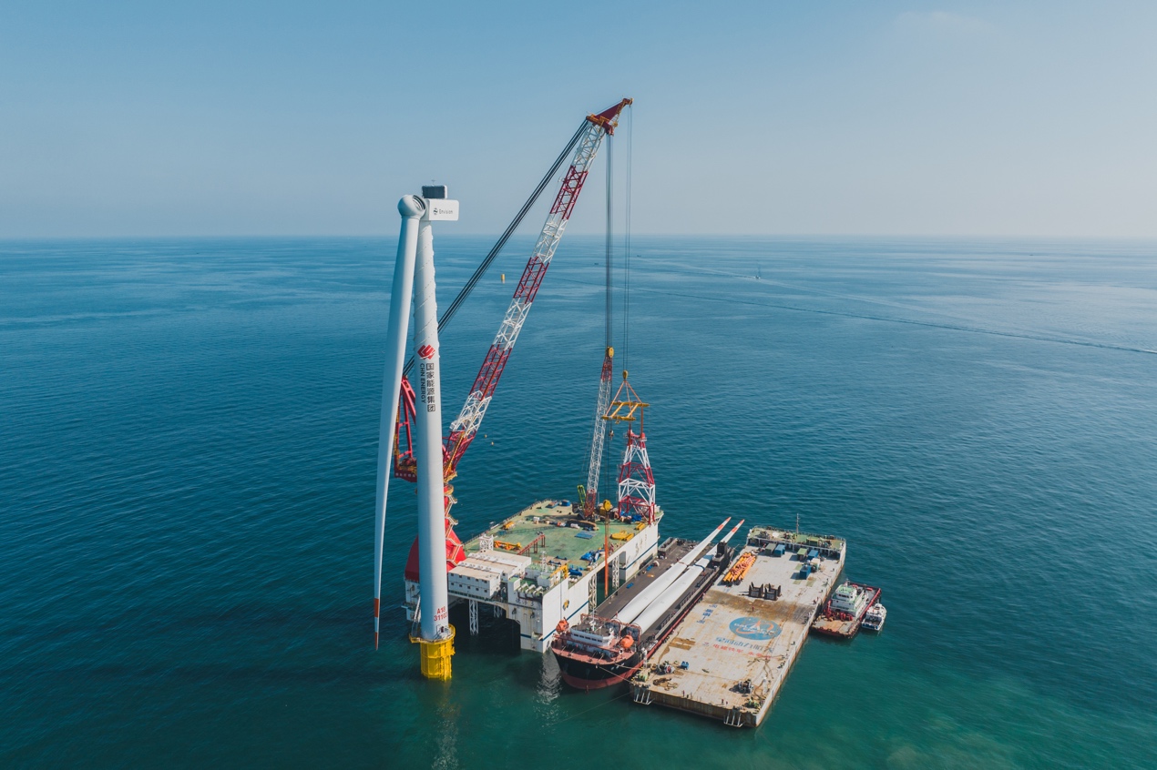 风电机组安装作业现场。辛戈摄