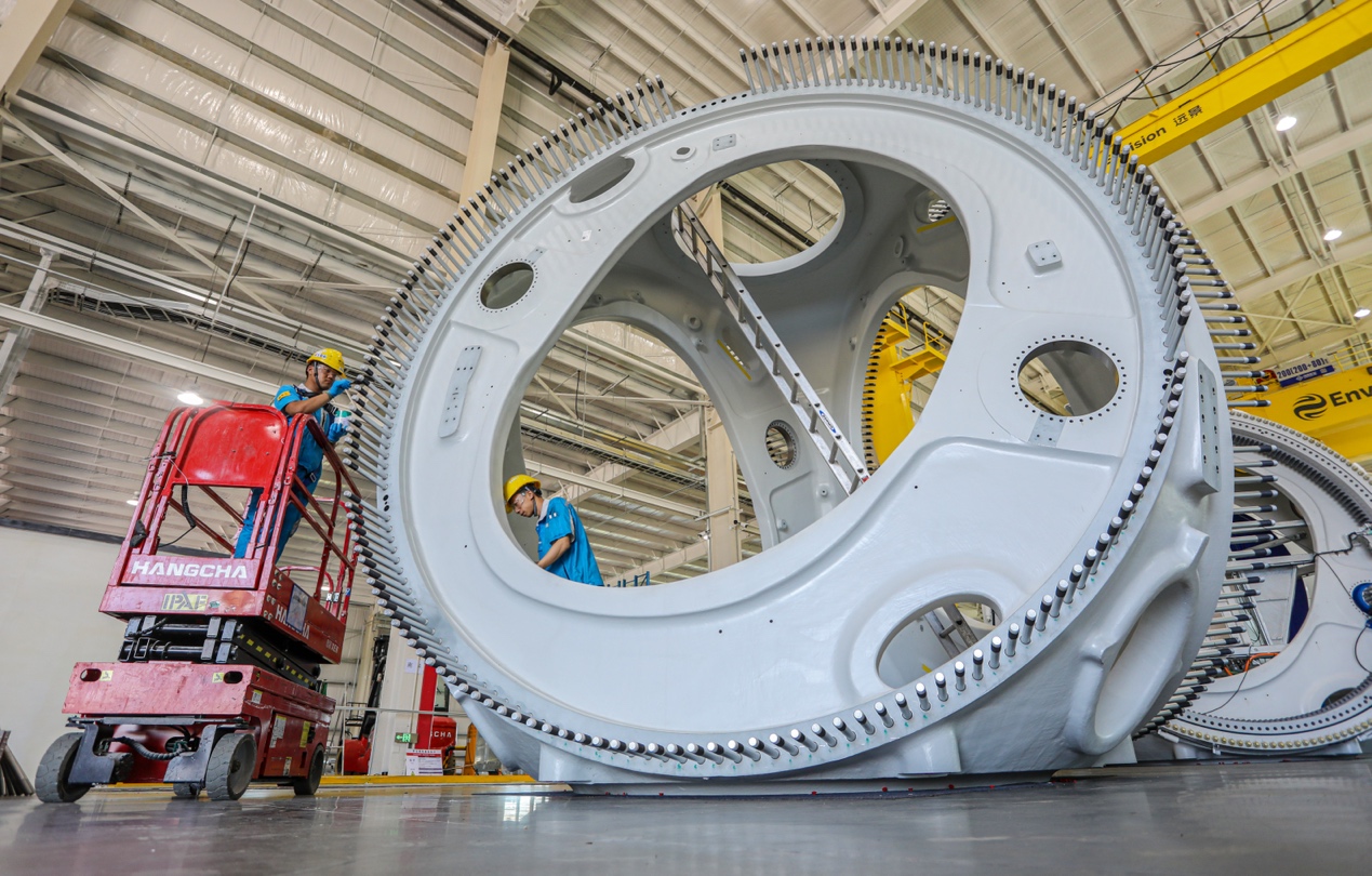 风机安装现场,施工正有序推进。乳山市委宣传部供图