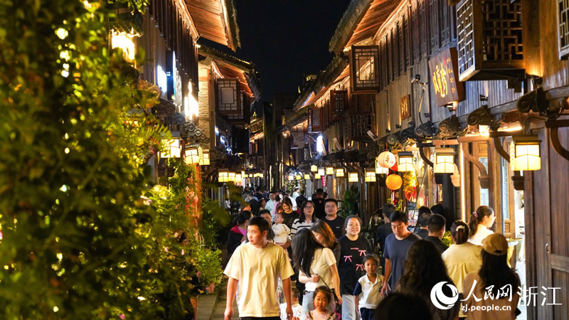 夜晚的十里长街游人如织。人民网记者 郭扬摄