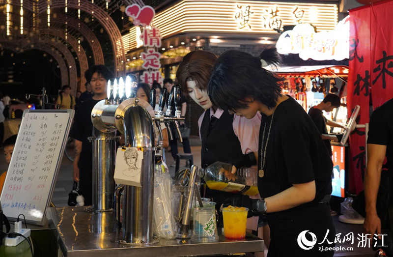 武林夜市上的二次元小酒摊。人民网记者 张帆摄