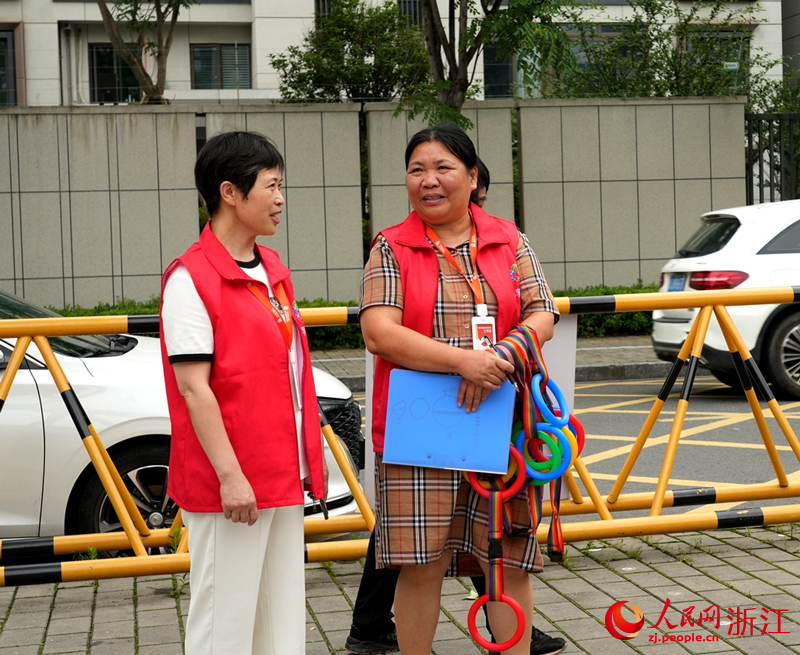“共享奶奶”们正在门口等待孩子们放学。人民网 陈陆洵摄