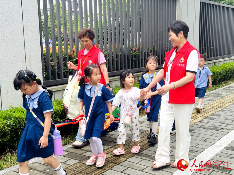 “共享奶奶”们接孩子放学。人民网 陈陆洵摄