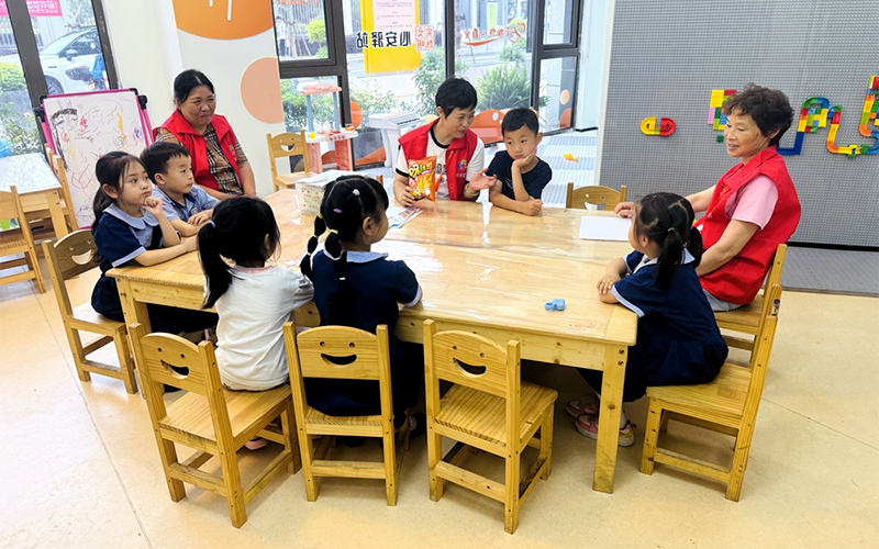 “共享奶奶”与孩子们交流。洋洪社区供图