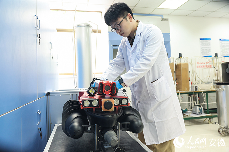 中冶华天工作人员检测自主研制的排水管道缺陷探测器。人民网记者 张俊摄