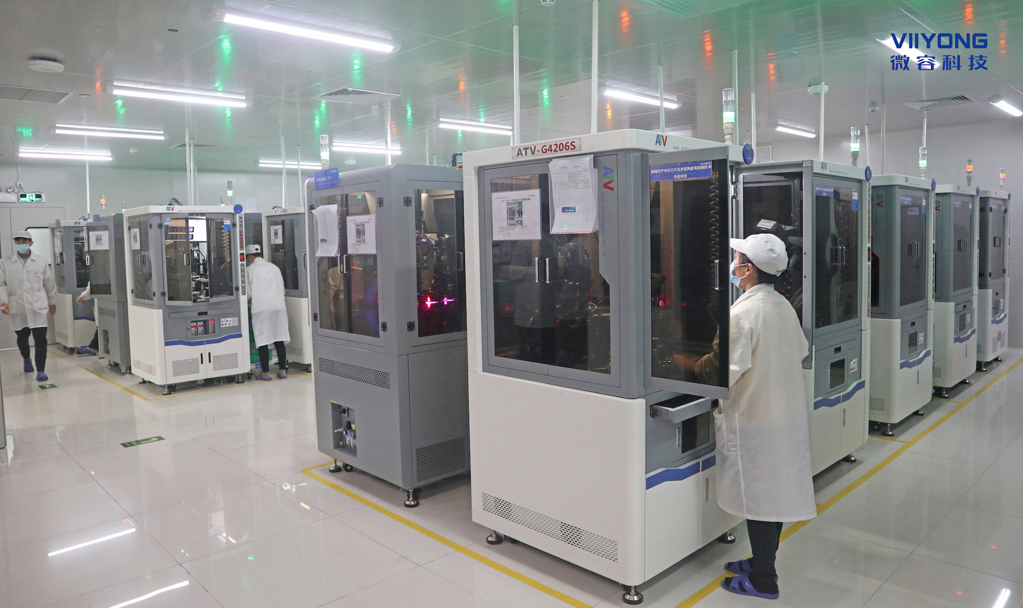 一线工人在外选车间调试设备。微容科技供图