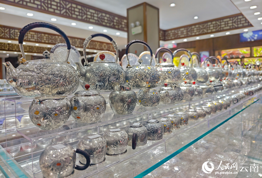 新华村一家银器店里的各类银器。人民网记者 符皓摄