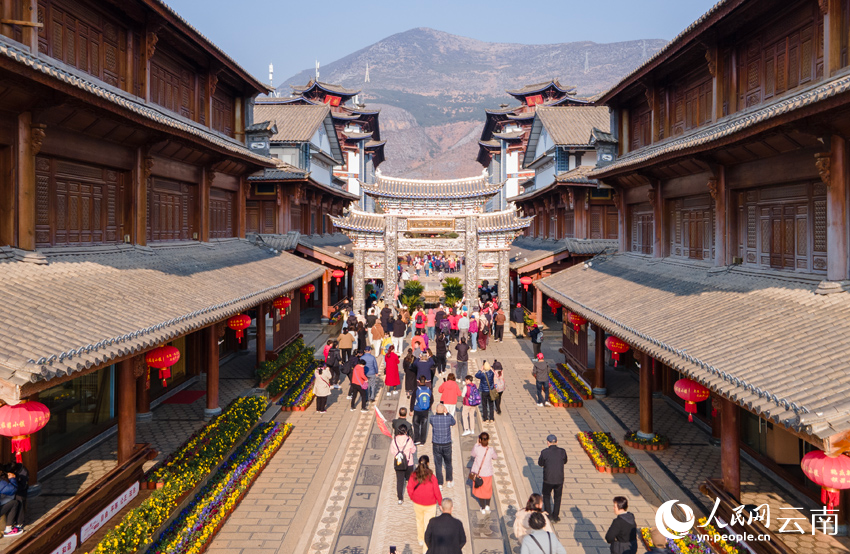 游客打卡新华村。人民网记者 符皓摄