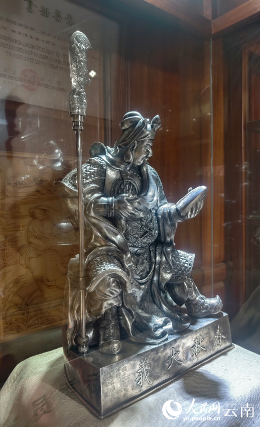 5寸发标制作的关公像。人民网记者 符皓摄