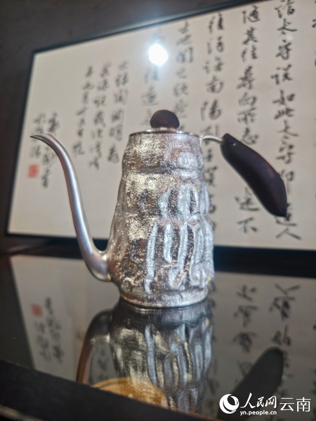 李杰加工制作的银壶。人民网记者 符皓摄