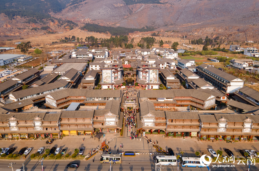 密布银器加工作坊的新华村。人民网记者 符皓摄