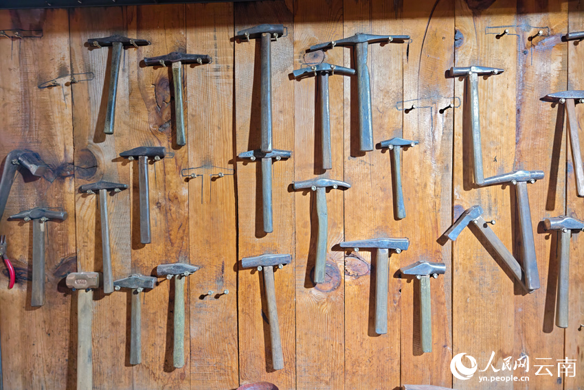 新华村银器加工作坊里的小锤。人民网记者 符皓摄