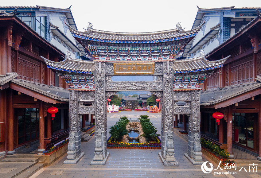 1.新华村耗银近2.8吨建设的银牌坊。人民网记者 符皓摄