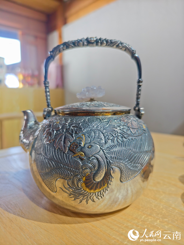 李耀华制作的银壶。人民网记者 符皓摄